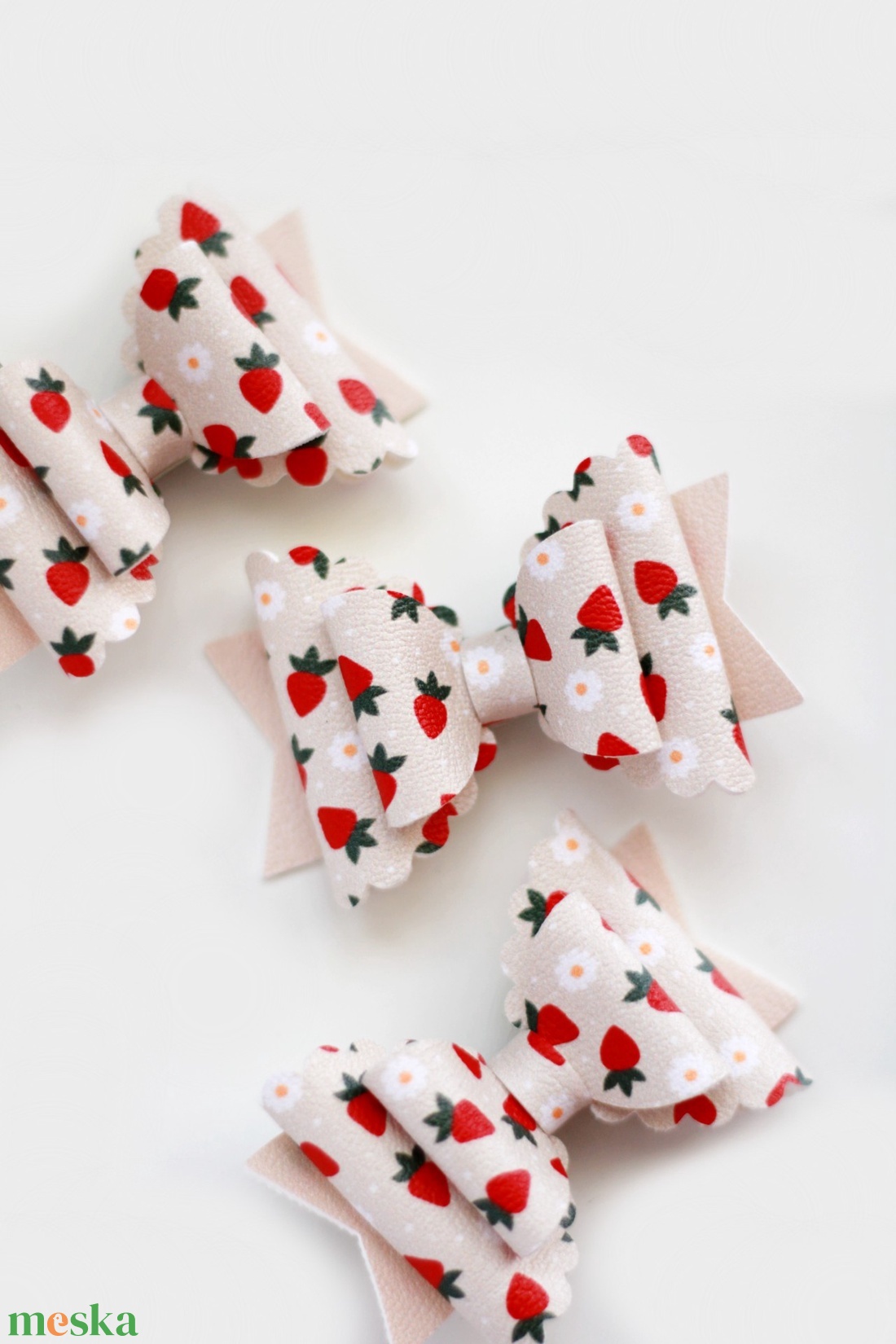 Apró epres hajcsat - ruha & divat - hajdísz & hajcsat - hajcsat & hajtű - Meska.hu