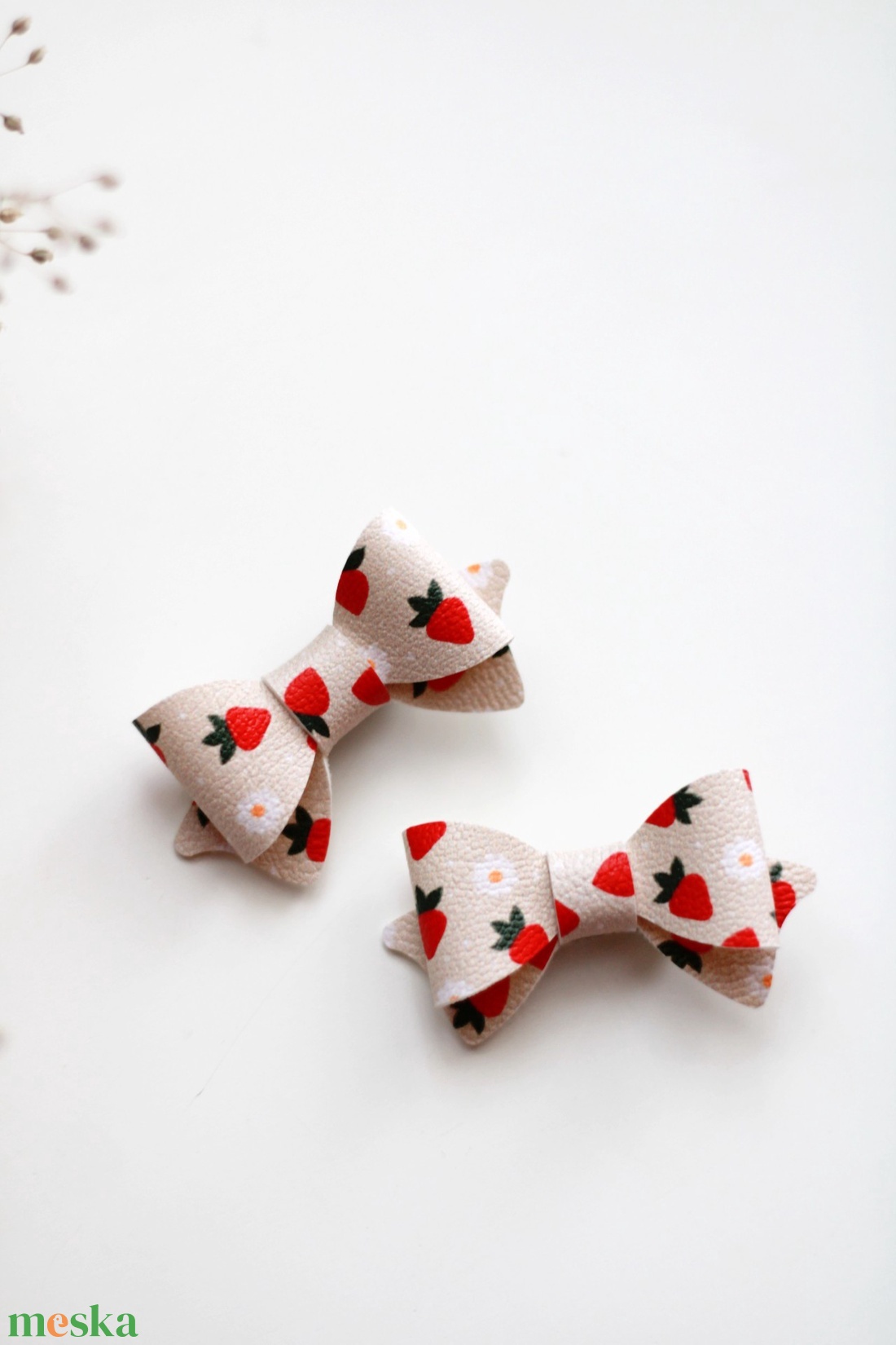 Apró epres mini hajcsat - ruha & divat - hajdísz & hajcsat - hajcsat & hajtű - Meska.hu