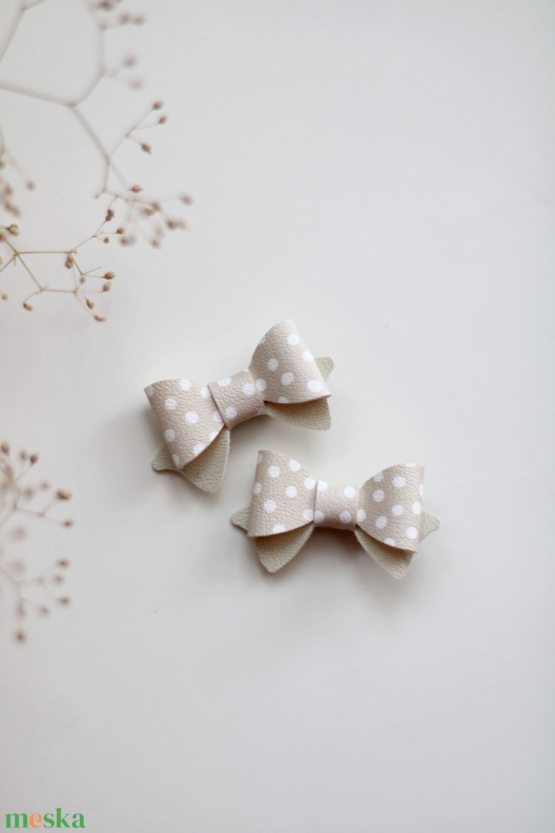 Bézs pöttyös mini hajcsat - ruha & divat - hajdísz & hajcsat - hajcsat & hajtű - Meska.hu