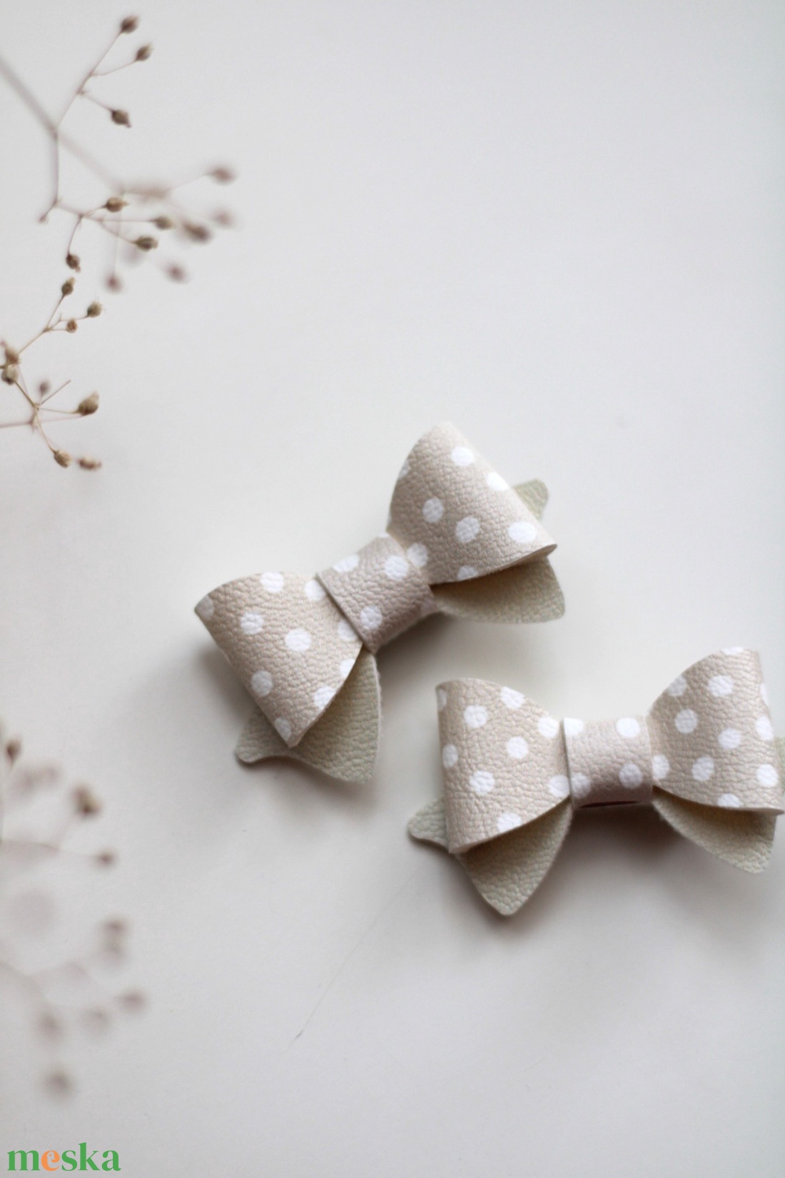 Bézs pöttyös mini hajcsat - ruha & divat - hajdísz & hajcsat - hajcsat & hajtű - Meska.hu