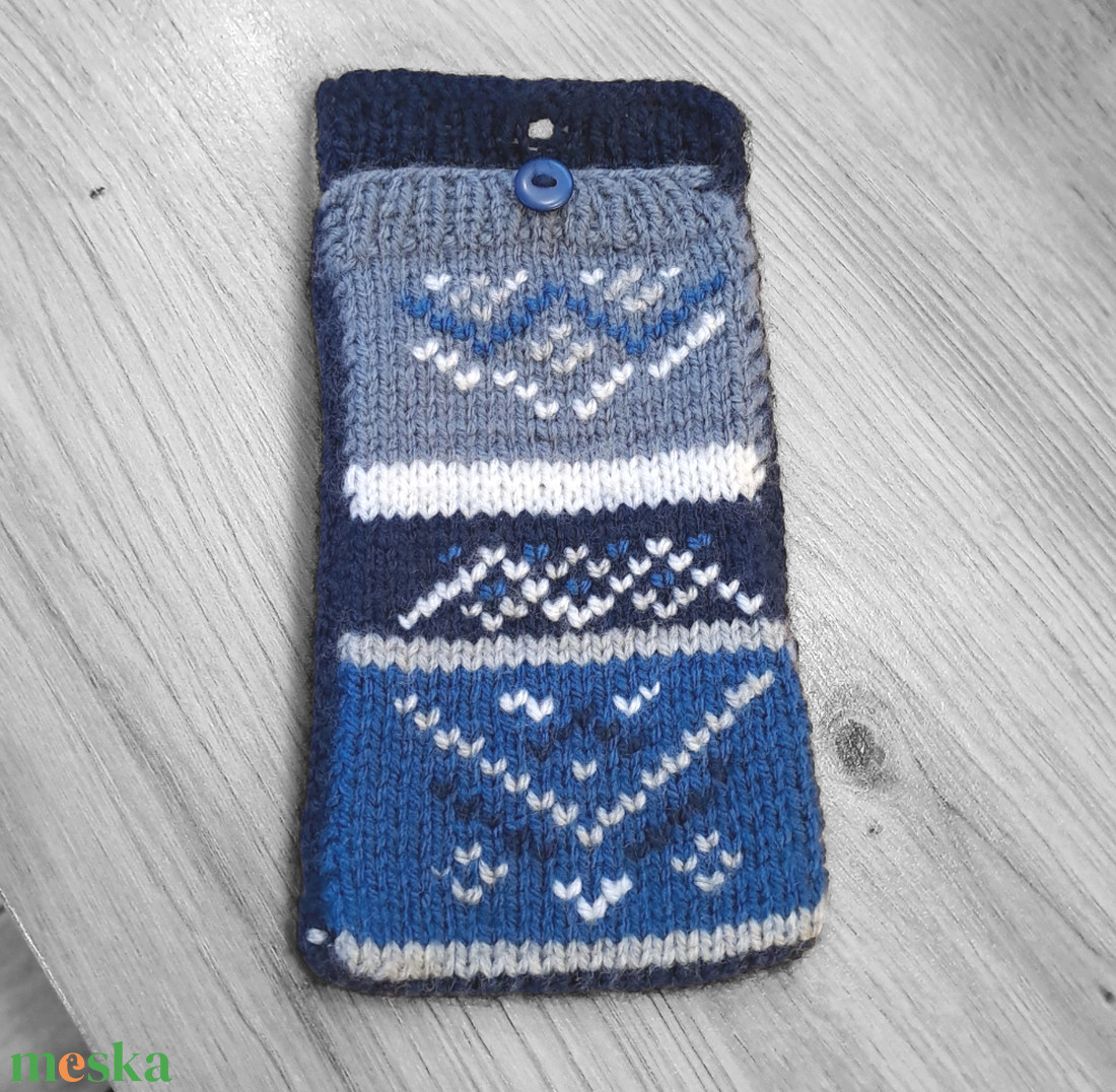 Sötétkék-szürke-fehér kötött, hímzett telefontok - táska & tok - pénztárca & más tok - telefontok - Meska.hu