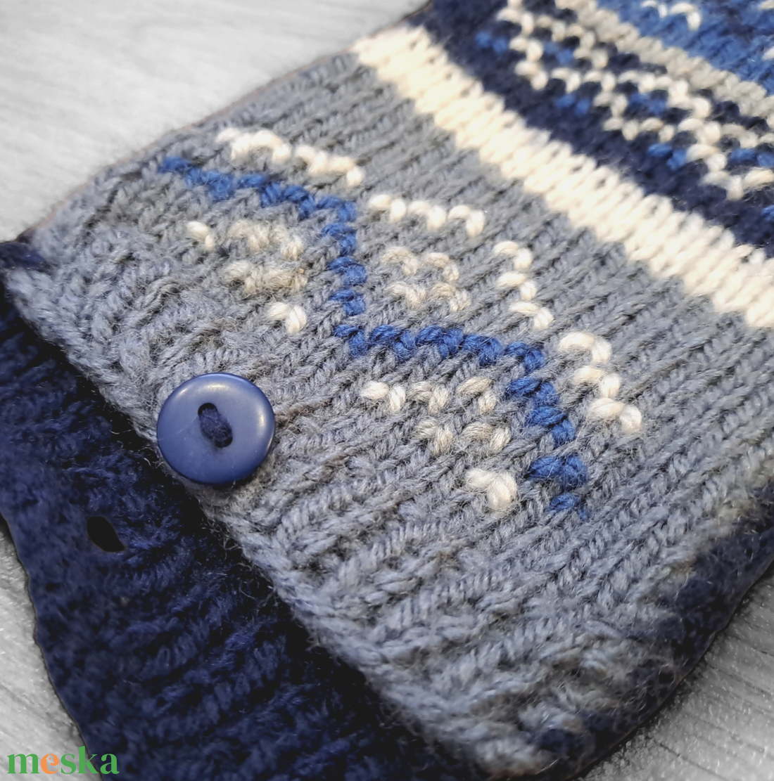 Sötétkék-szürke-fehér kötött, hímzett telefontok - táska & tok - pénztárca & más tok - telefontok - Meska.hu