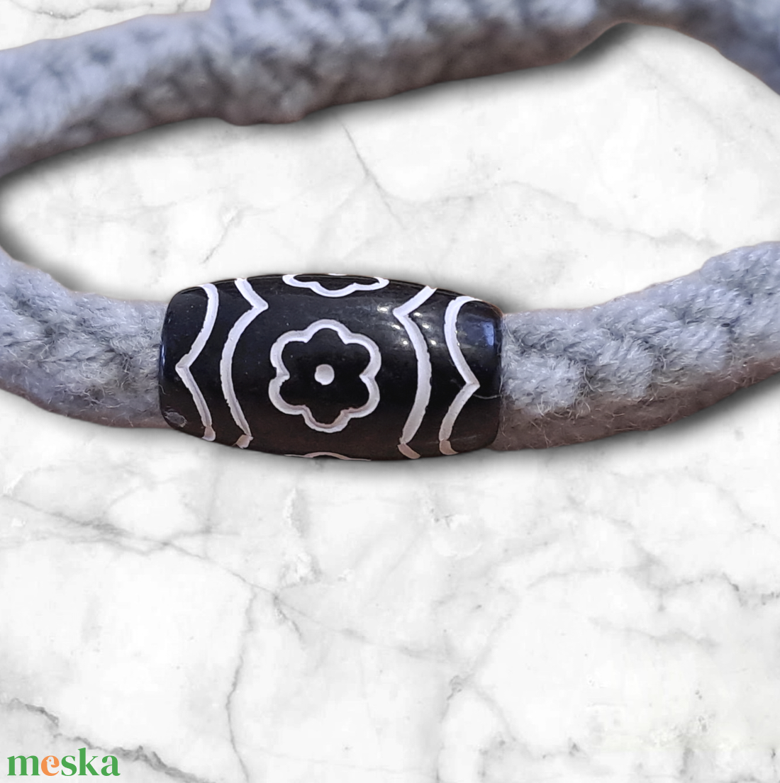 Szürke horgolt karkötő  fagyönggyel. - ékszer - karkötő - gyöngyös karkötő - Meska.hu