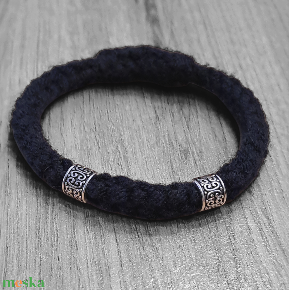 Fekete horgolt karkötő  fém gyöngyökkel - ékszer - karkötő - gyöngyös karkötő - Meska.hu