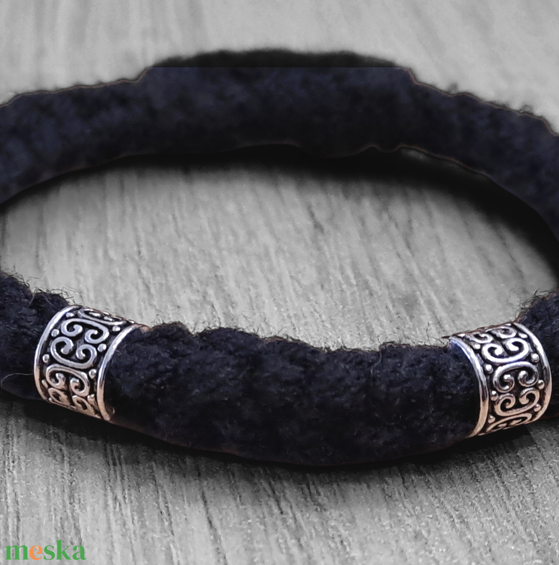 Fekete horgolt karkötő  fém gyöngyökkel - ékszer - karkötő - gyöngyös karkötő - Meska.hu