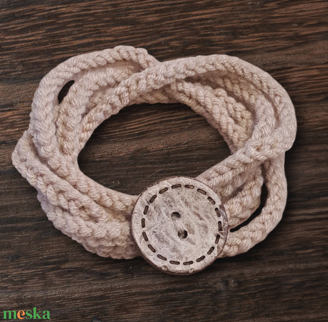 Beige horgolt gombos karkötő  - ékszer - karkötő - széles karkötő - Meska.hu