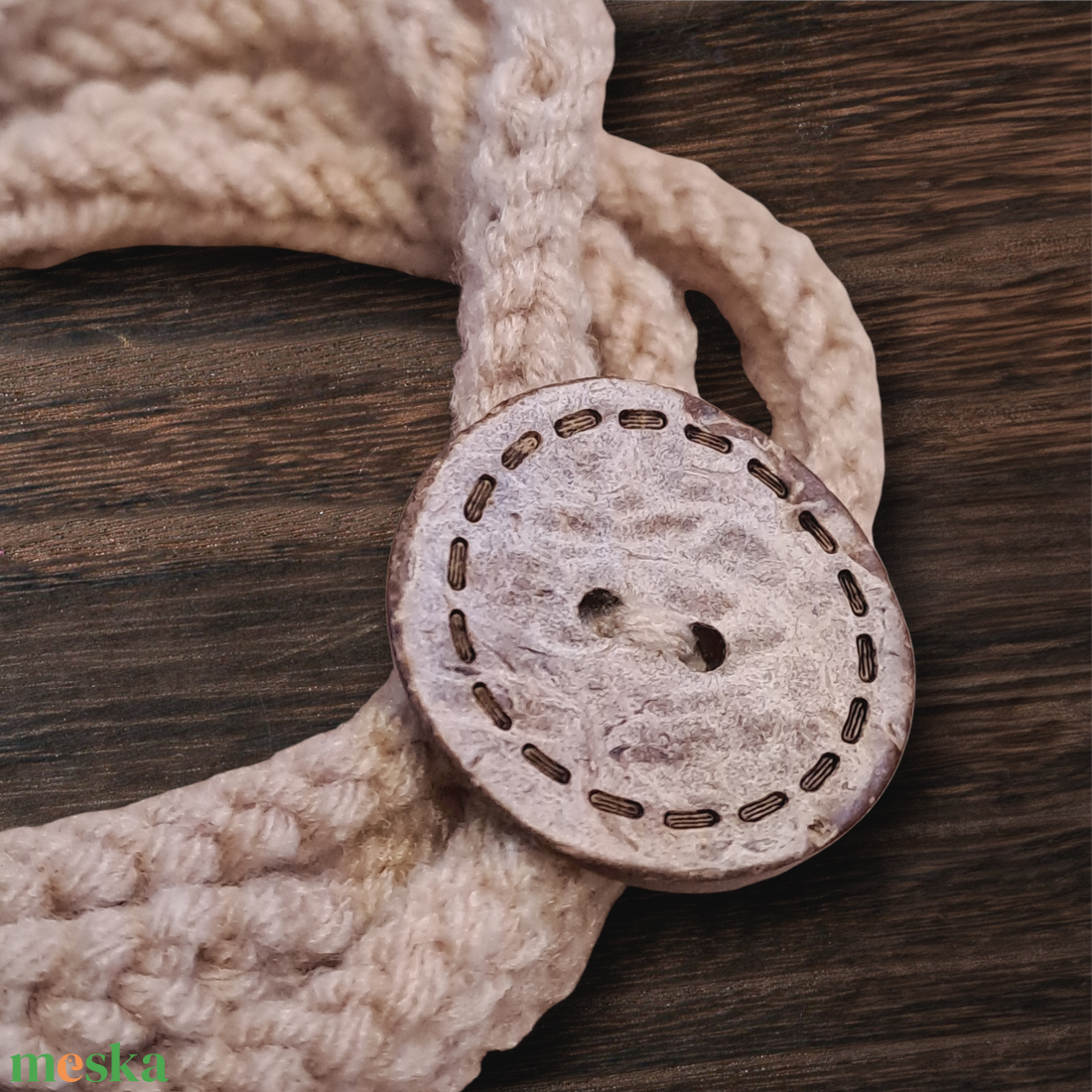 Beige horgolt gombos karkötő  - ékszer - karkötő - széles karkötő - Meska.hu