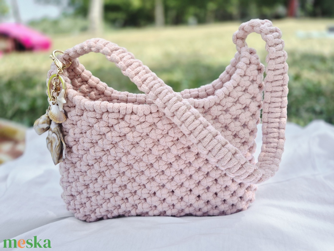 Rózsaszín makramé hobo bag/kistáska/válltáska, kagylós táskadísszel - táska & tok - kézitáska & válltáska - válltáska - Meska.hu