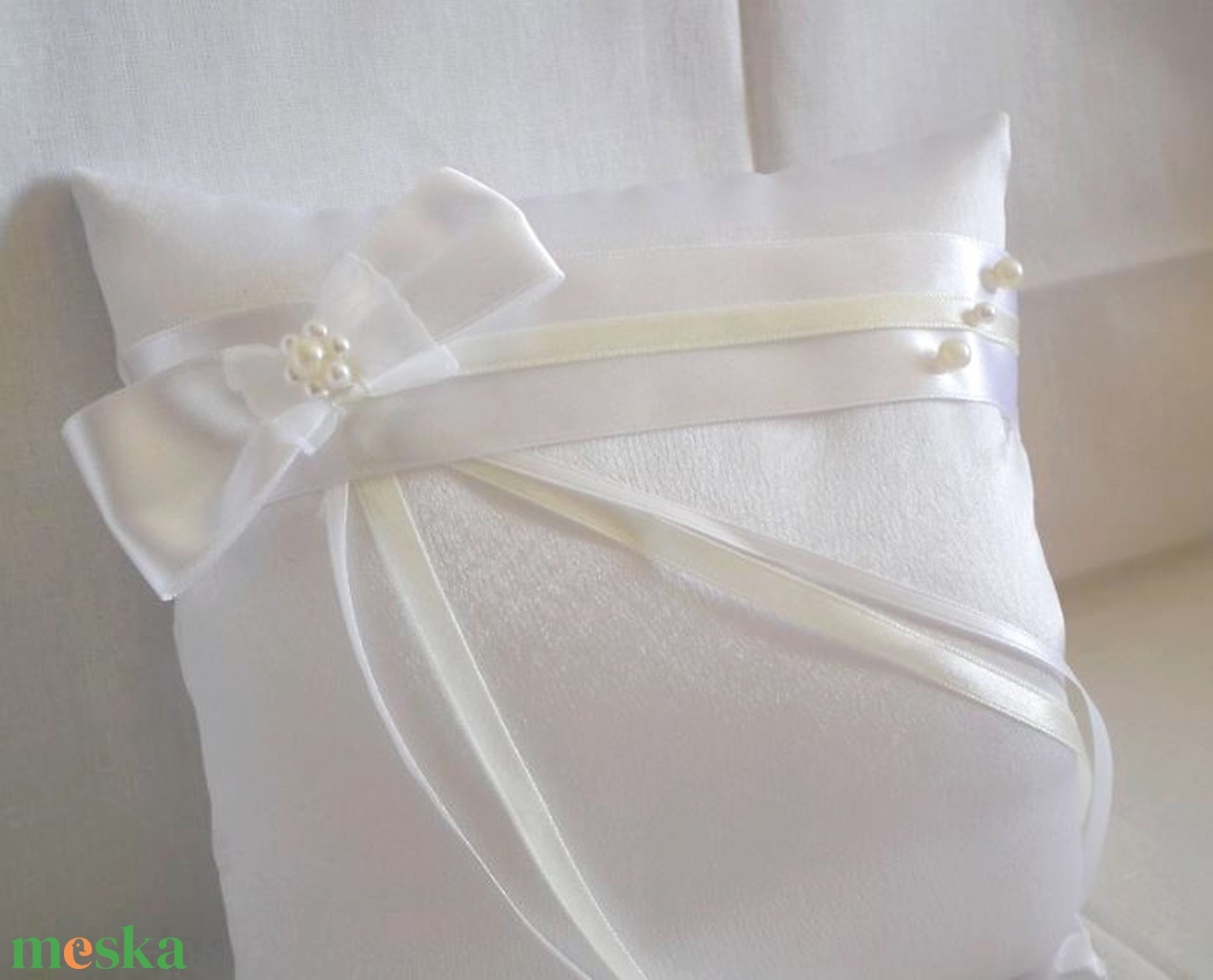 Gyönyörű masnis, gyöngyös fehér ekrü gyűrűpárna - új  - esküvő - kiegészítők - gyűrűtartó & gyűrűpárna - Meska.hu