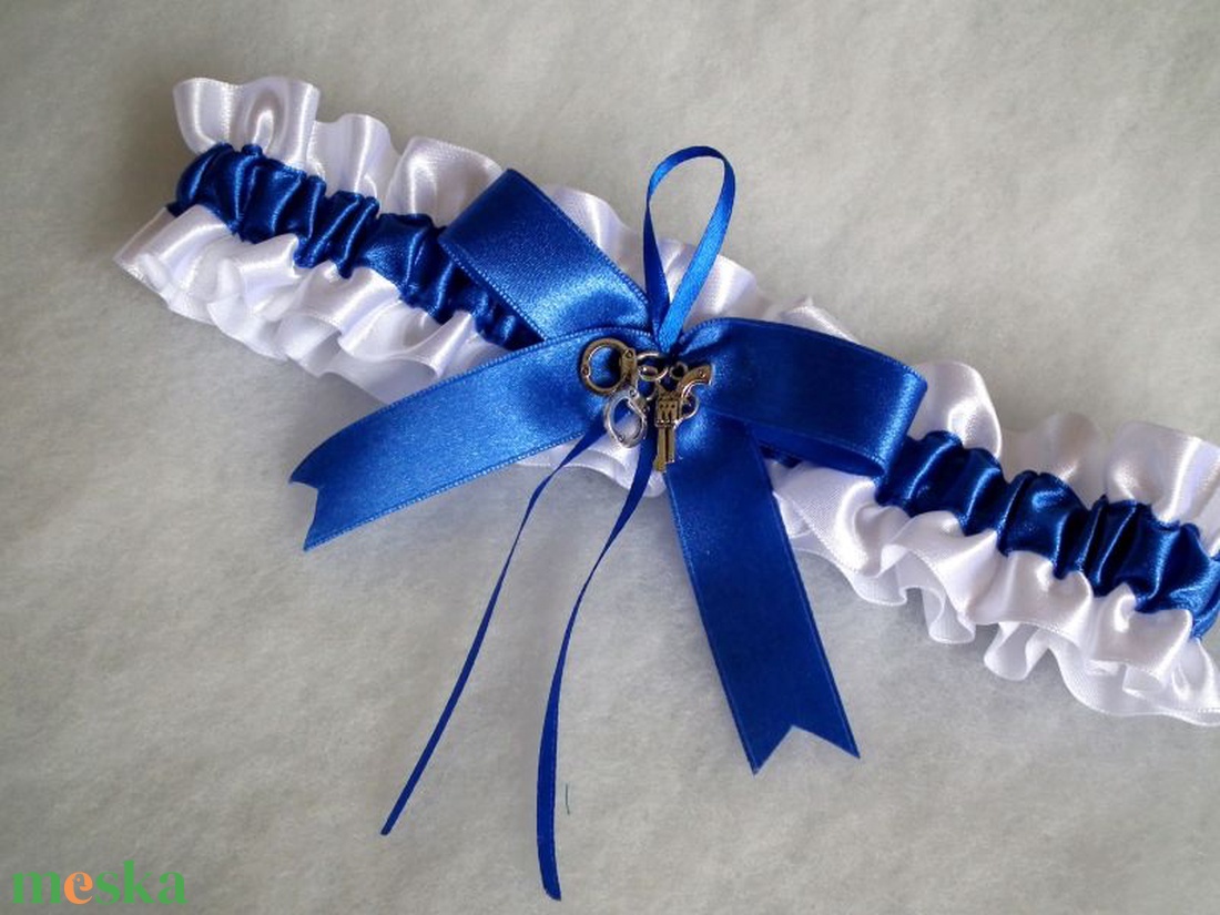 Rendőr legényfogó bilinccsel és pisztollyal - esküvő - kiegészítők - harisnyatartó & valami kék - Meska.hu