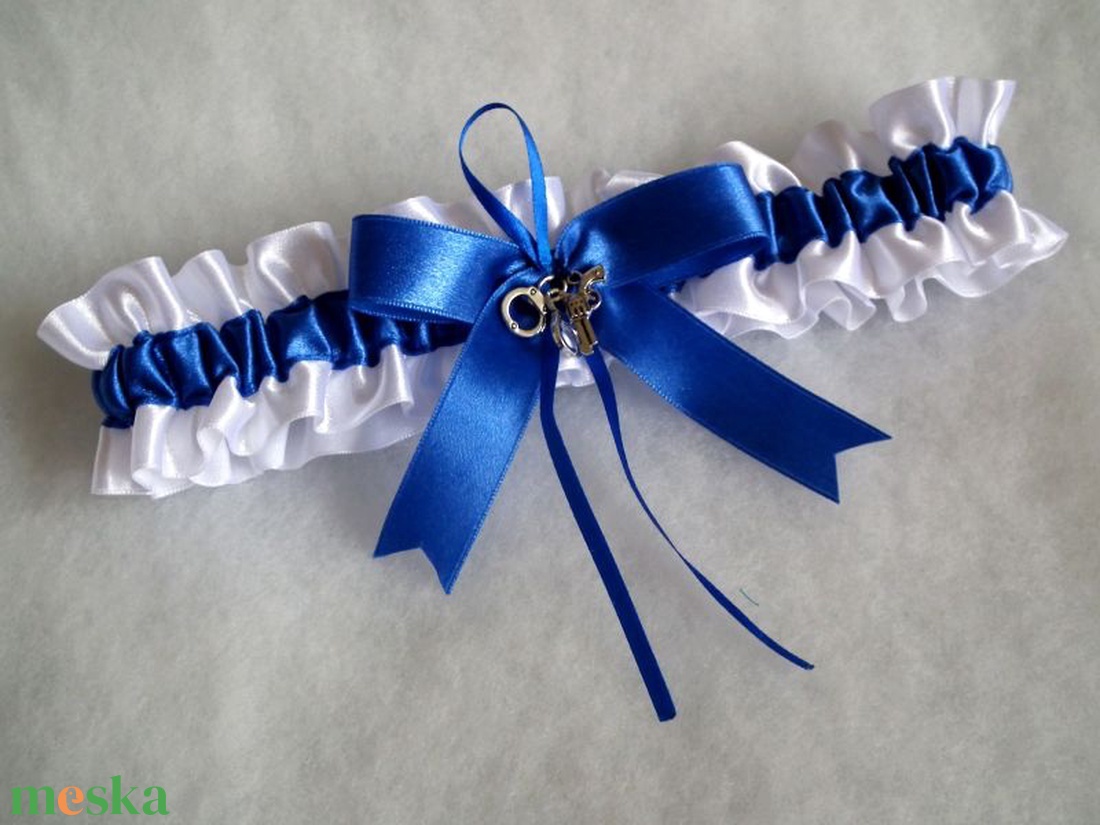 Rendőr legényfogó bilinccsel és pisztollyal - esküvő - kiegészítők - harisnyatartó & valami kék - Meska.hu