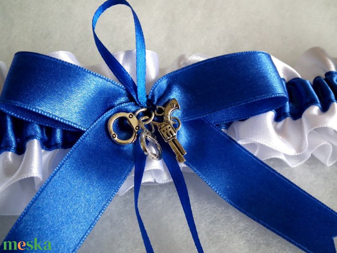 Rendőr legényfogó bilinccsel és pisztollyal - esküvő - kiegészítők - harisnyatartó & valami kék - Meska.hu