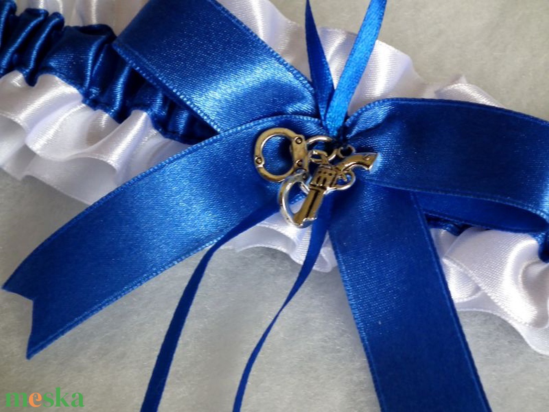 Rendőr legényfogó bilinccsel és pisztollyal - esküvő - kiegészítők - harisnyatartó & valami kék - Meska.hu