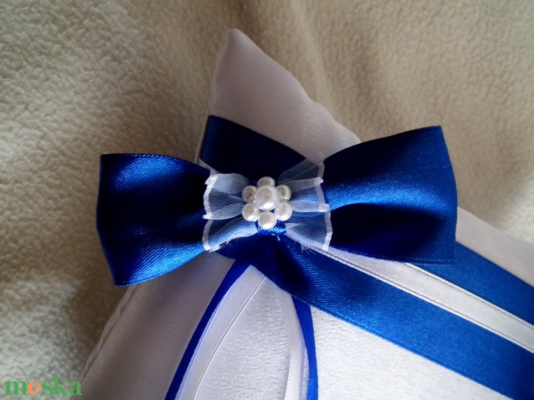 Gyönyörű masnis, gyöngyös fehér királykék gyűrűpárna - új  - esküvő - kiegészítők - gyűrűtartó & gyűrűpárna - Meska.hu