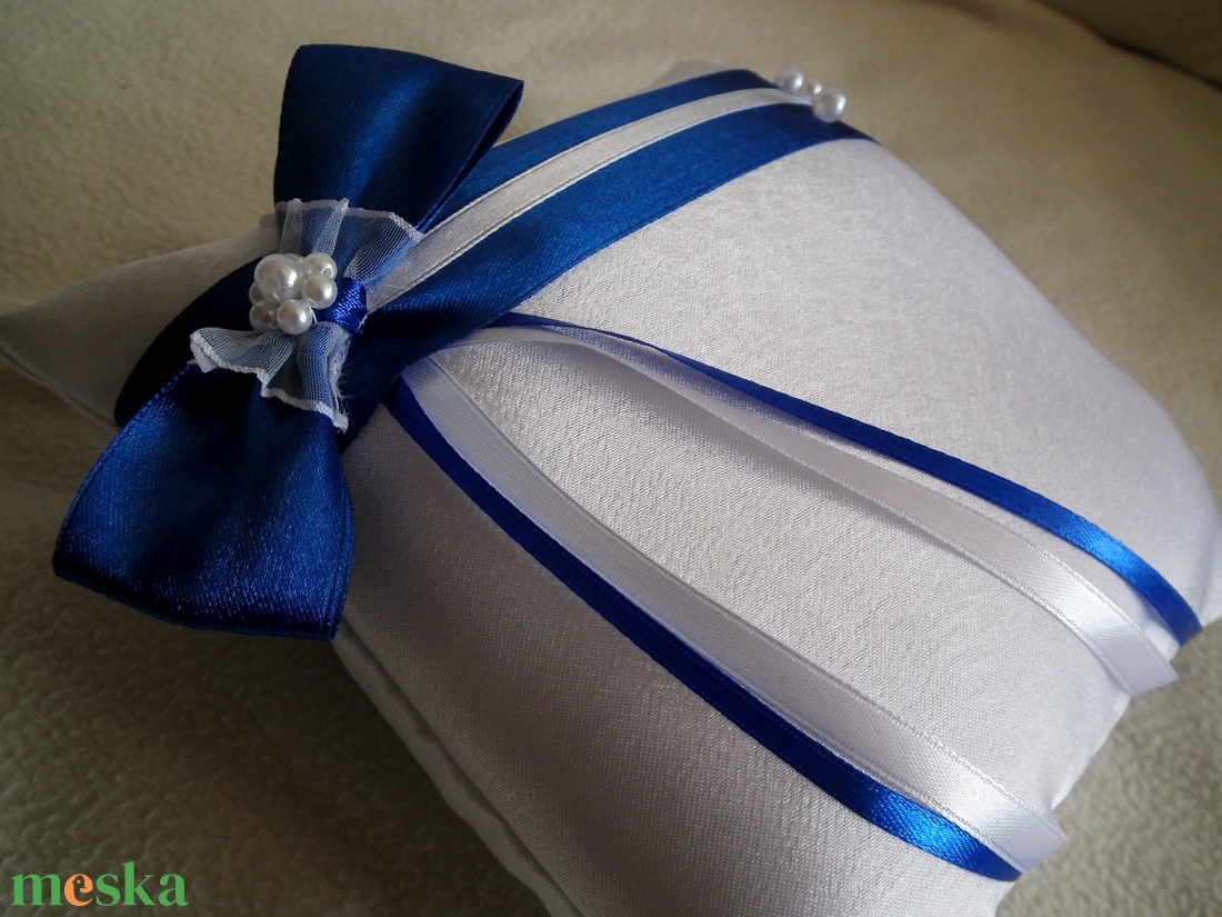 Gyönyörű masnis, gyöngyös fehér királykék gyűrűpárna - új  - esküvő - kiegészítők - gyűrűtartó & gyűrűpárna - Meska.hu