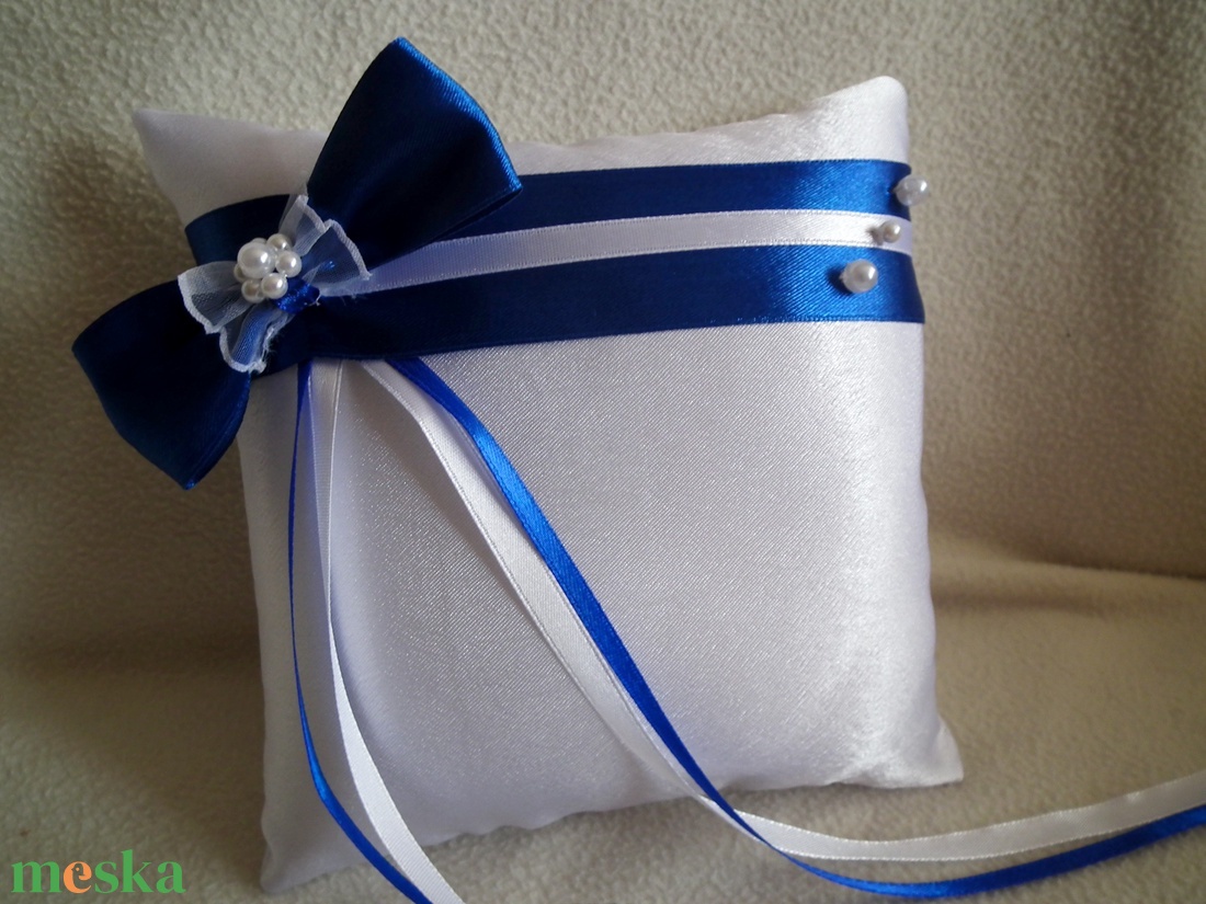 Gyönyörű masnis, gyöngyös fehér királykék gyűrűpárna - új  - esküvő - kiegészítők - gyűrűtartó & gyűrűpárna - Meska.hu