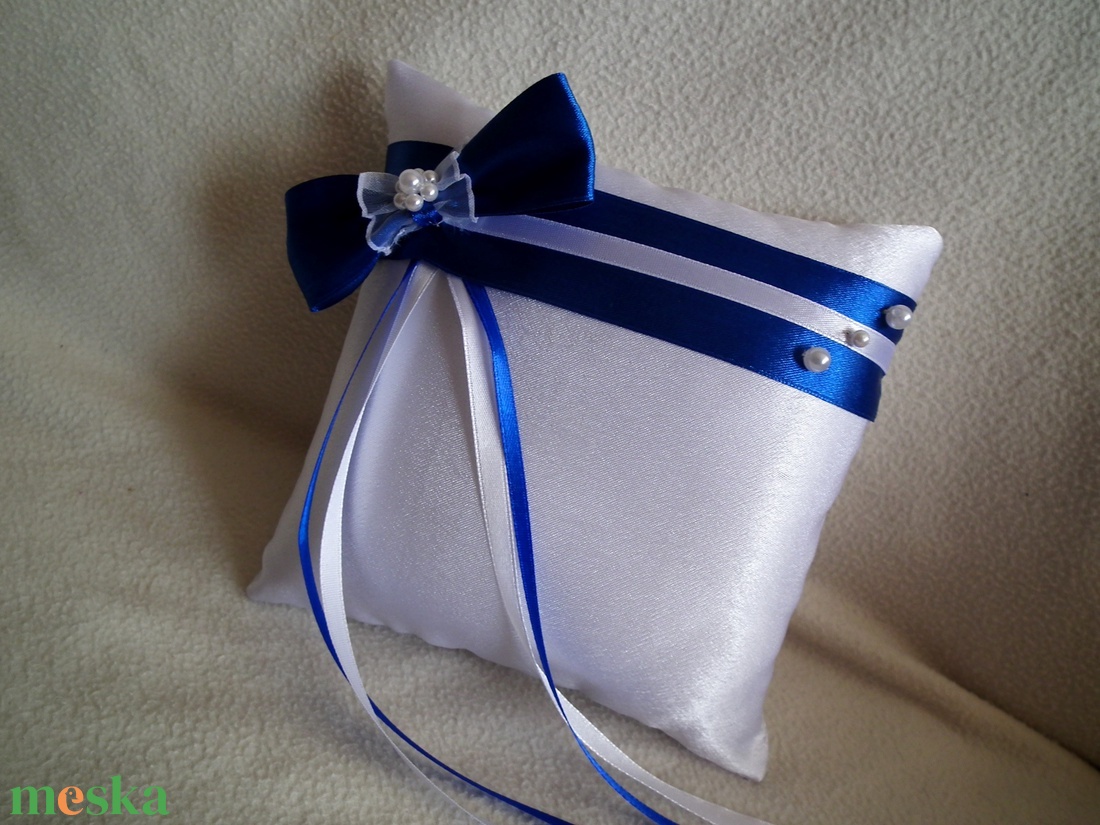 Gyönyörű masnis, gyöngyös fehér királykék gyűrűpárna - új  - esküvő - kiegészítők - gyűrűtartó & gyűrűpárna - Meska.hu