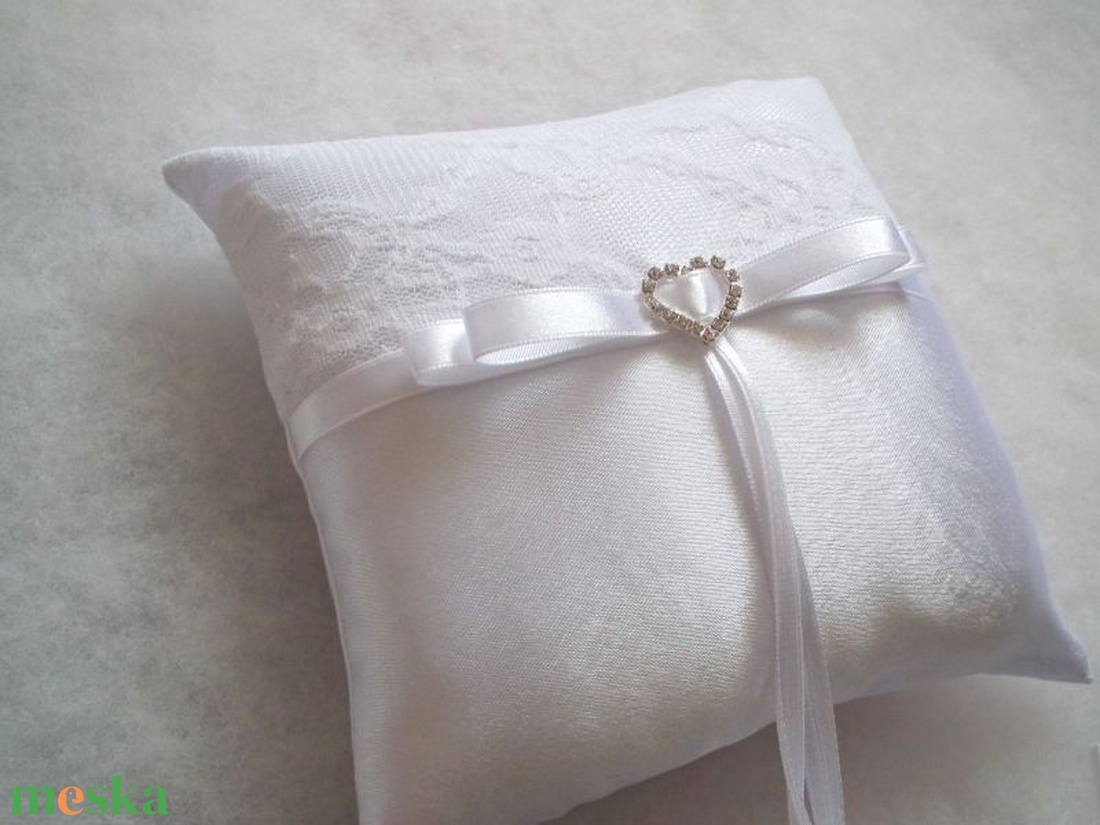 Strassz szíves hófehér romantika gyűrűpárna - esküvő - kiegészítők - gyűrűtartó & gyűrűpárna - Meska.hu