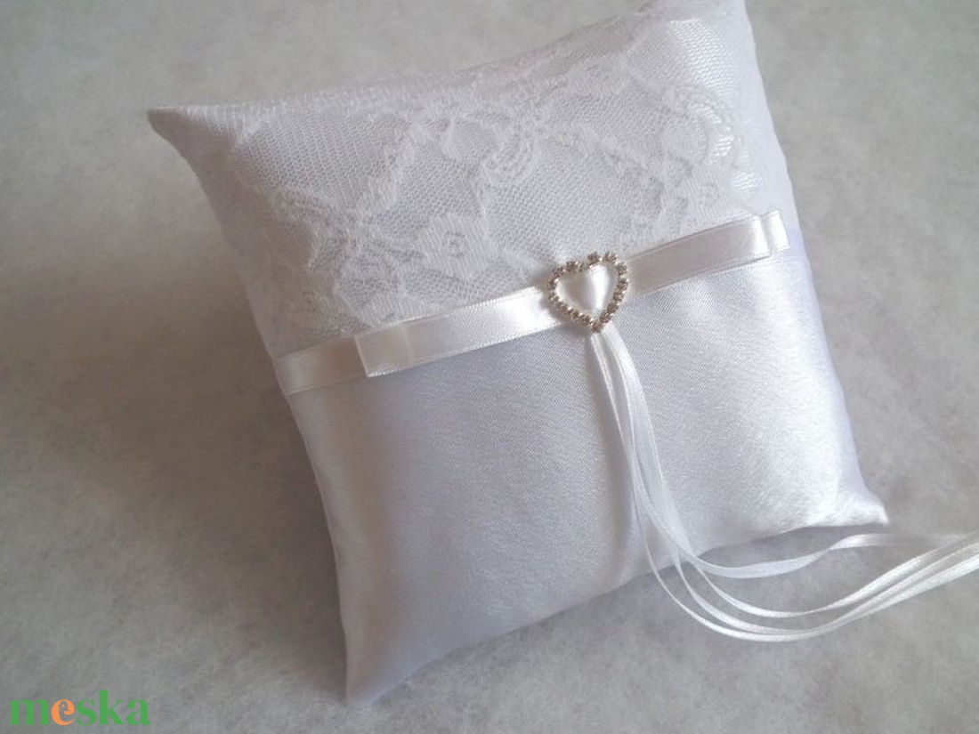 Strassz szíves hófehér romantika gyűrűpárna - esküvő - kiegészítők - gyűrűtartó & gyűrűpárna - Meska.hu
