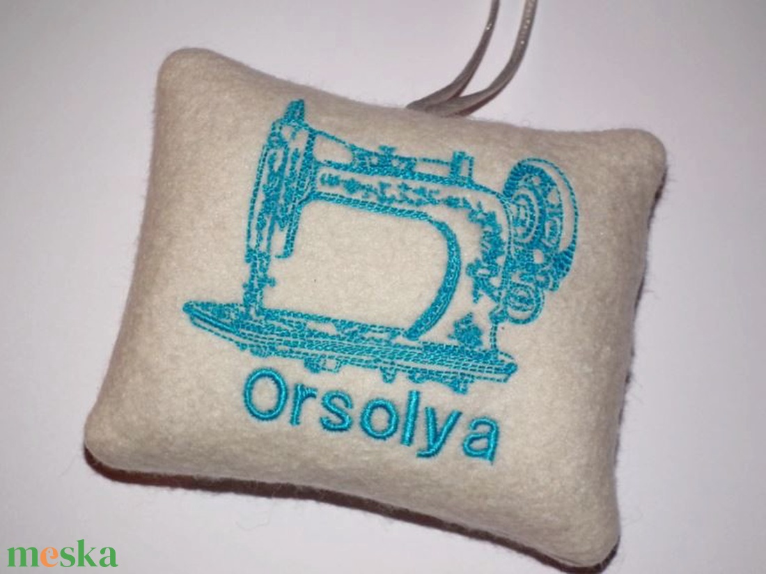 Varrógépes tűpárna névvel - otthon & életmód - lakástextil - varrókellék - Meska.hu