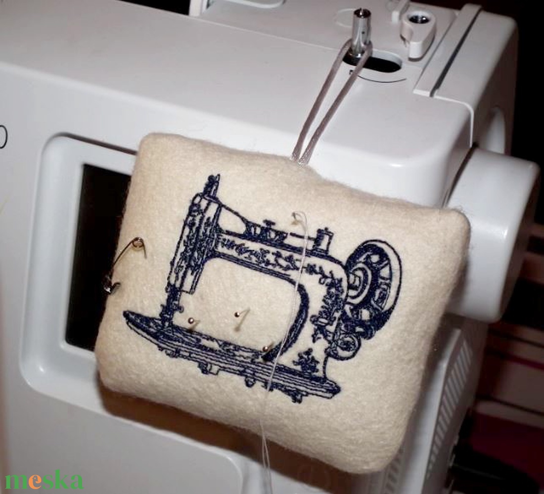 Varrógépes tűpárna névvel - otthon & életmód - lakástextil - varrókellék - Meska.hu