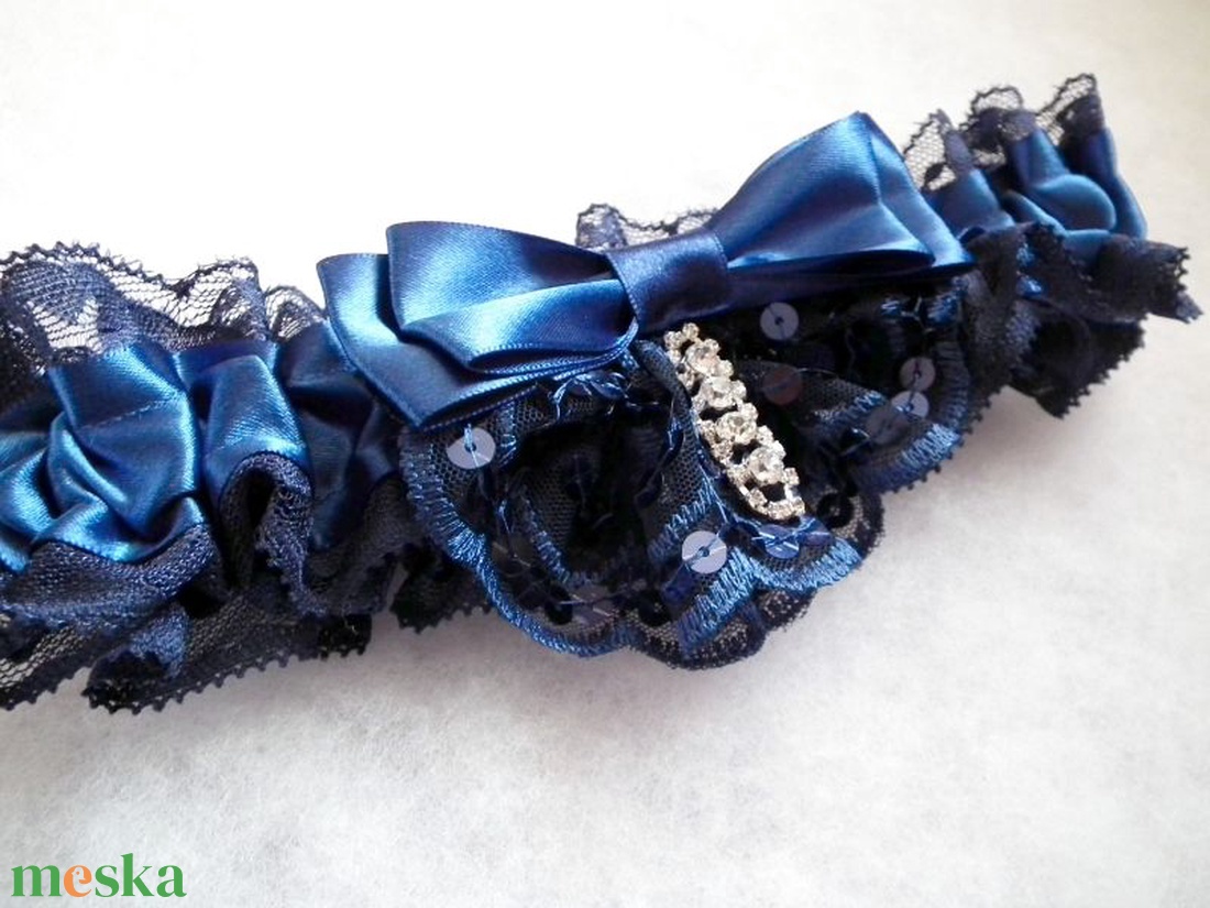 Bűvölet esküvői combcsipke, legényfogó - esküvő - kiegészítők - harisnyatartó & valami kék - Meska.hu