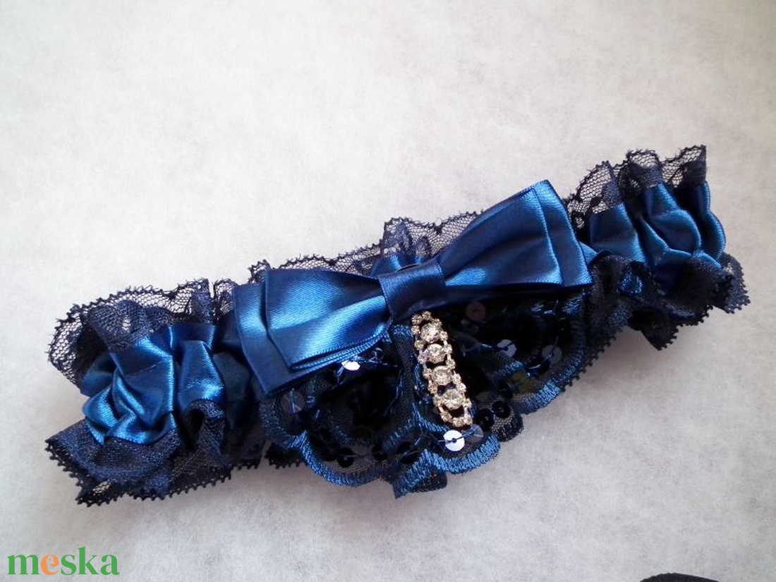 Bűvölet esküvői combcsipke, legényfogó - esküvő - kiegészítők - harisnyatartó & valami kék - Meska.hu