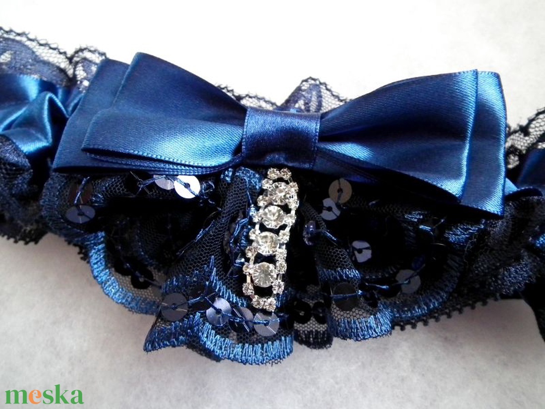Bűvölet esküvői combcsipke, legényfogó - esküvő - kiegészítők - harisnyatartó & valami kék - Meska.hu