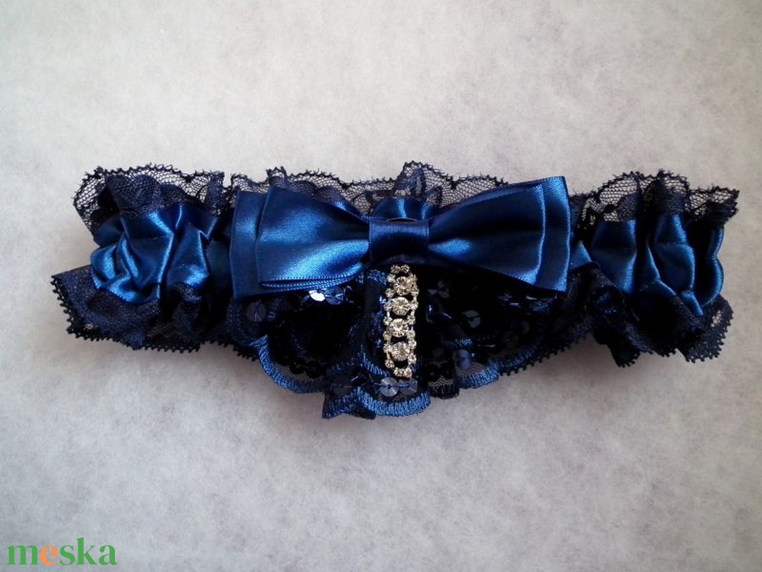 Bűvölet esküvői combcsipke, legényfogó - esküvő - kiegészítők - harisnyatartó & valami kék - Meska.hu