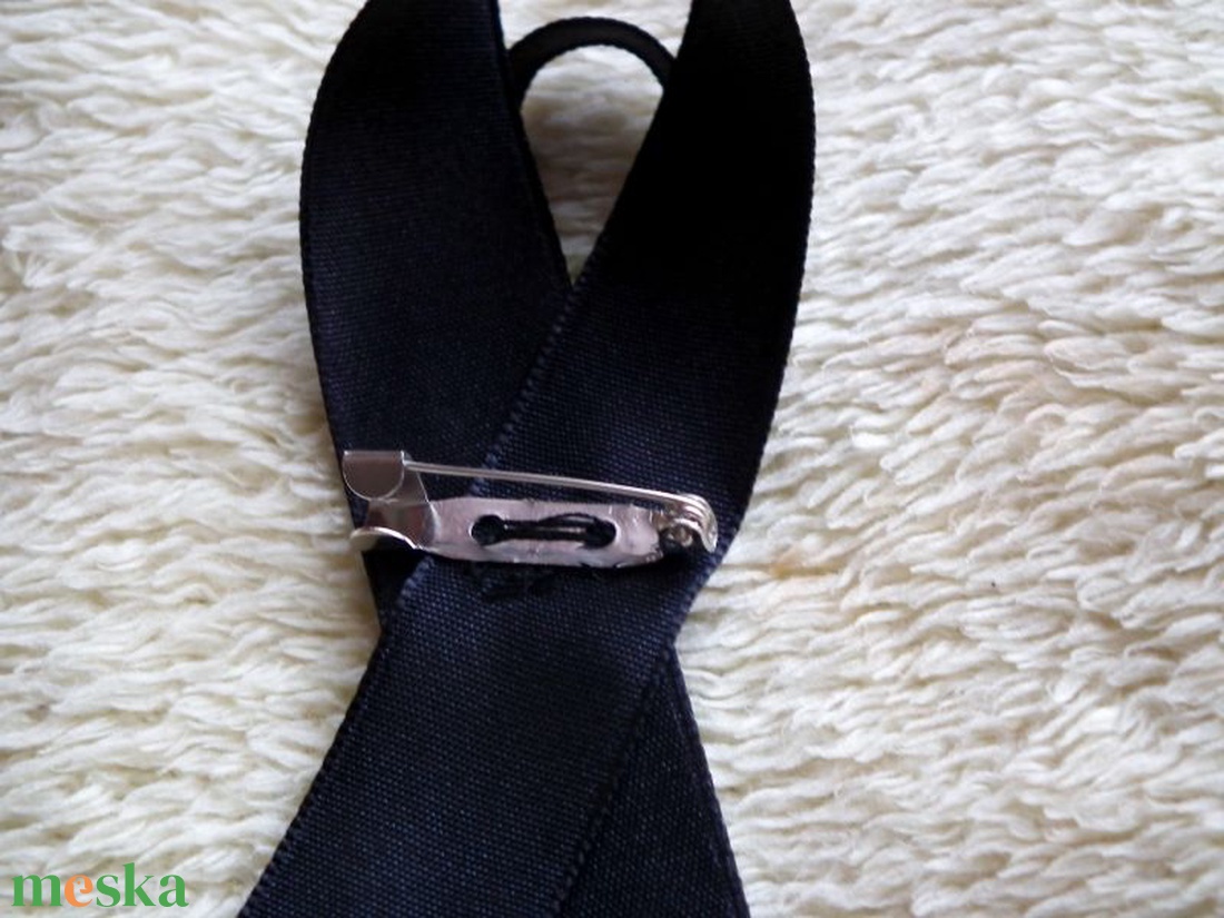 Virágos gyászszalag - ékszer - kitűző és bross - ruha & cipőklipsz - Meska.hu Virágos gyászszalag - ékszer - kitűző és bross - ruha & cipőklipsz - Meska.hu