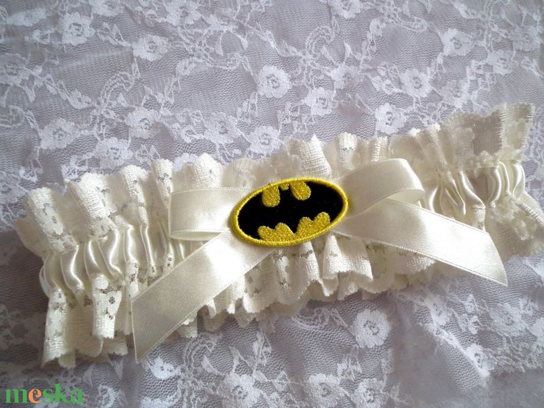 Batman ekrü combcsipke - esküvő - kiegészítők - harisnyatartó & valami kék - Meska.hu