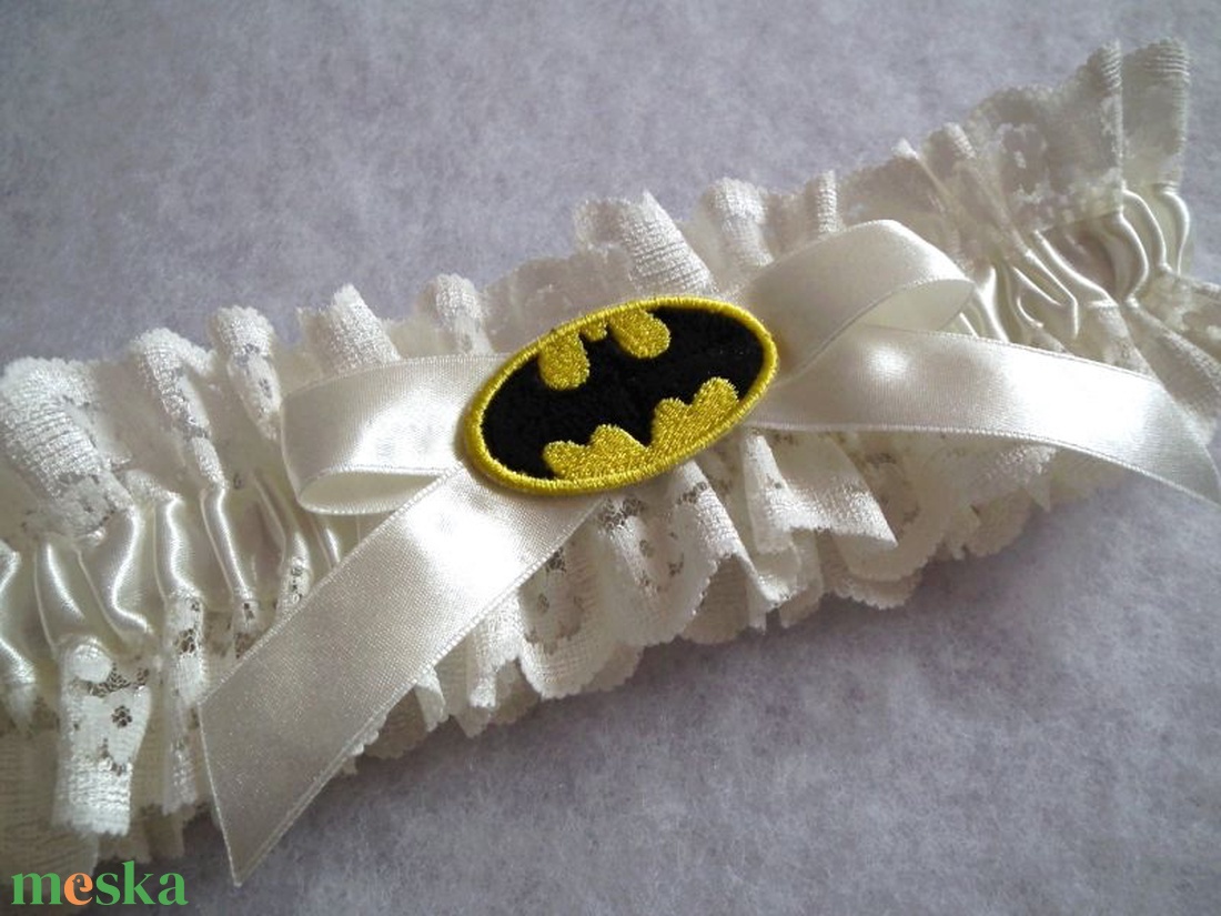 Batman ekrü combcsipke - esküvő - kiegészítők - harisnyatartó & valami kék - Meska.hu