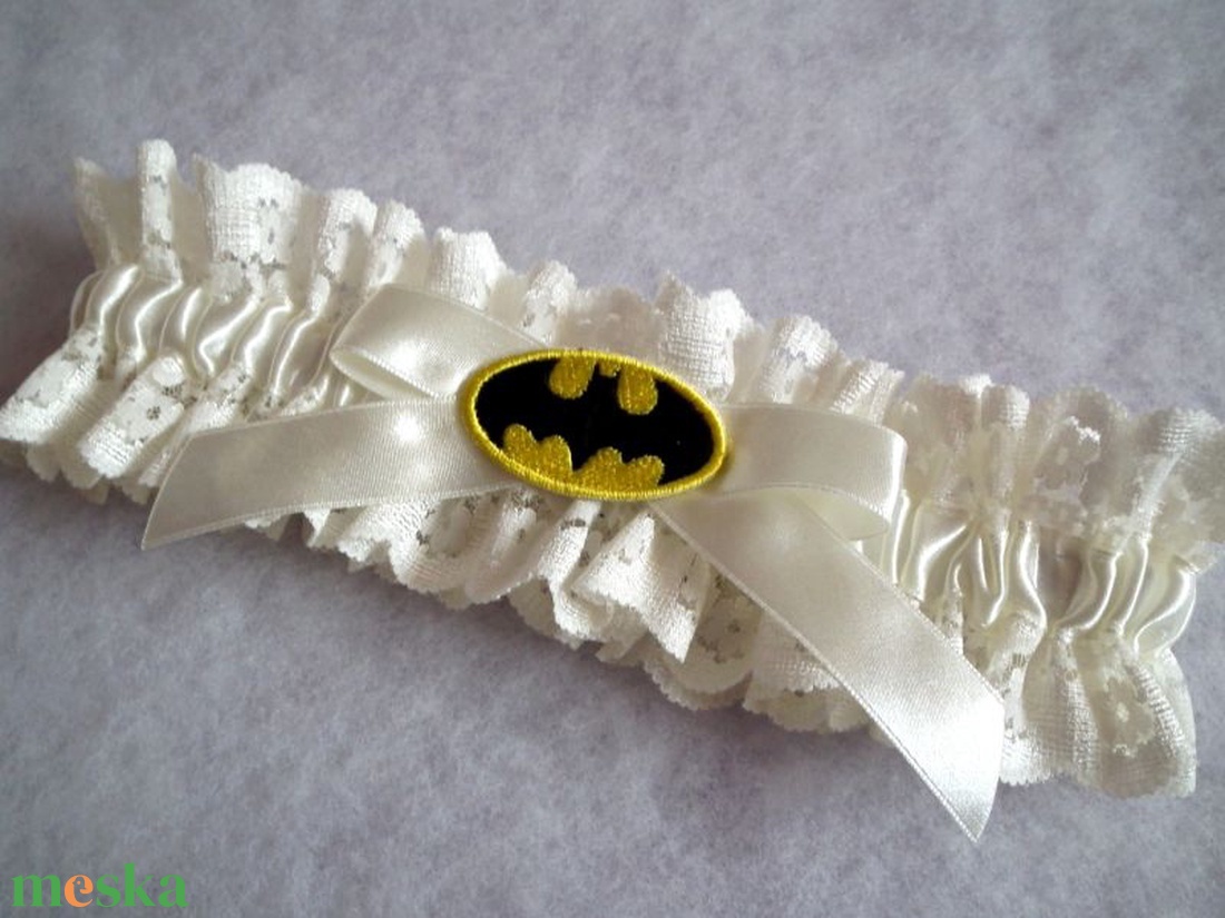 Batman ekrü combcsipke - esküvő - kiegészítők - harisnyatartó & valami kék - Meska.hu