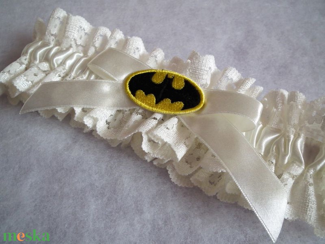 Batman ekrü combcsipke - esküvő - kiegészítők - harisnyatartó & valami kék - Meska.hu