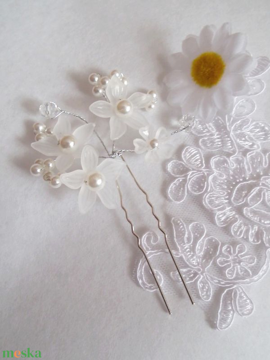 Sok virágos hajtű - fehér - esküvő - hajdísz - hajtű - Meska.hu