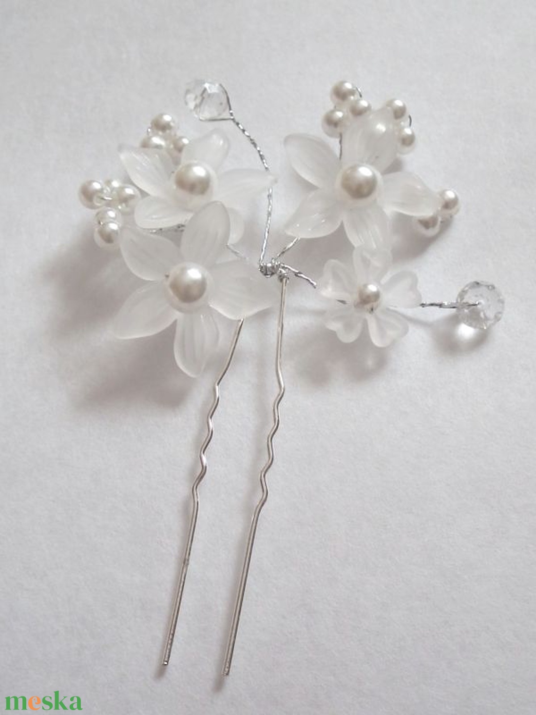 Sok virágos hajtű - fehér - esküvő - hajdísz - hajtű - Meska.hu