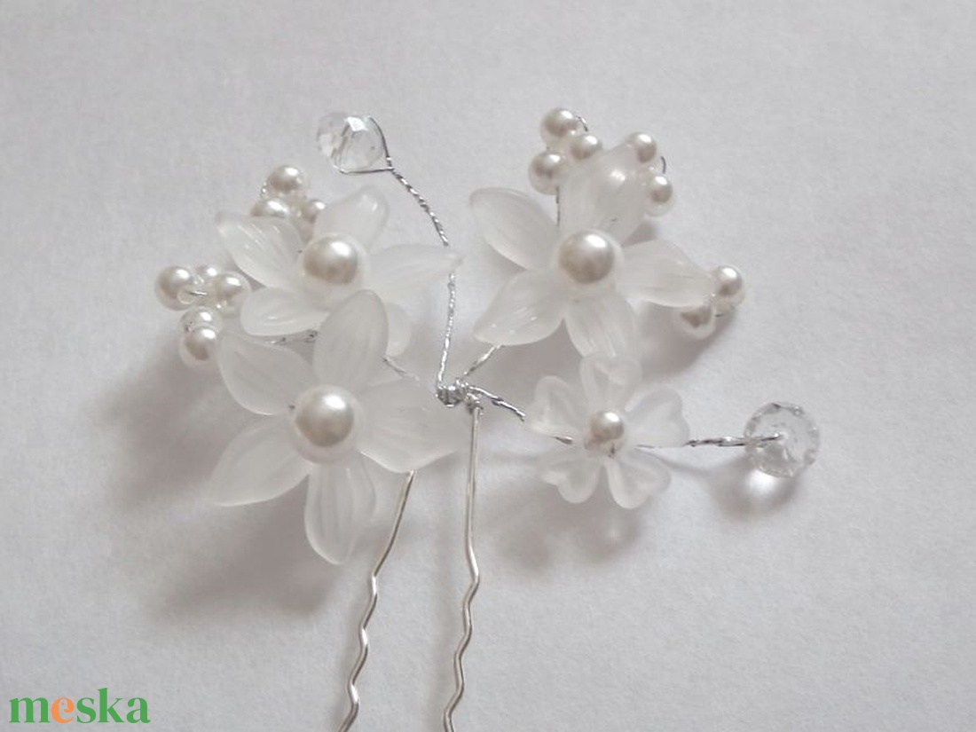 Sok virágos hajtű - fehér - esküvő - hajdísz - hajtű - Meska.hu