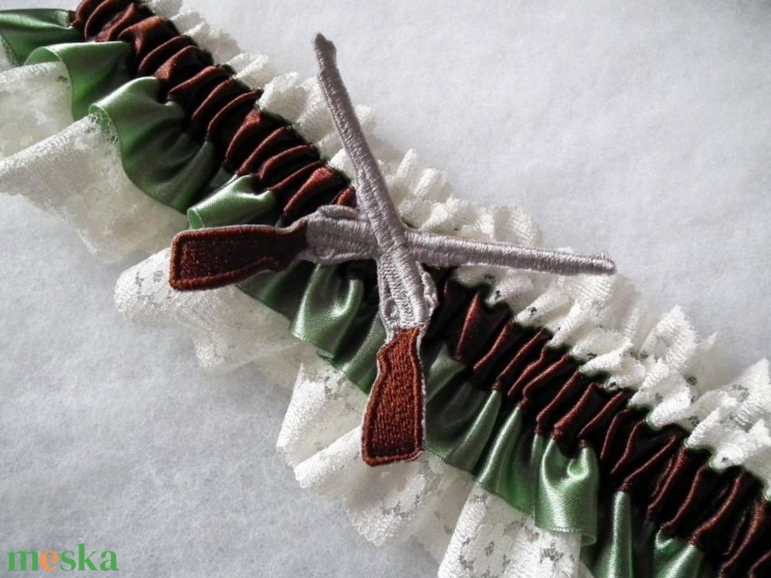 Katonai esküvői combcsipke - esküvő - kiegészítők - harisnyatartó & valami kék - Meska.hu