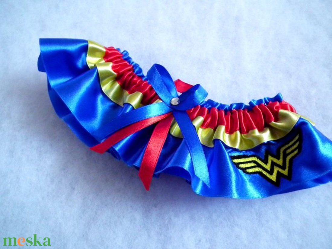 Wonder Woman szatén legényfogó - esküvő - kiegészítők - harisnyatartó & valami kék - Meska.hu