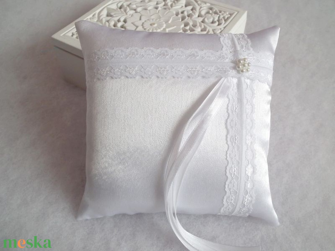 Francia csipkés gyűrűpárna gyöngy virággal - nagy méret - esküvő - kiegészítők - gyűrűtartó & gyűrűpárna - Meska.hu