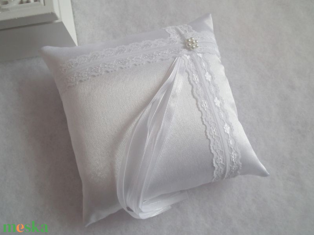 Francia csipkés gyűrűpárna gyöngy virággal - nagy méret - esküvő - kiegészítők - gyűrűtartó & gyűrűpárna - Meska.hu