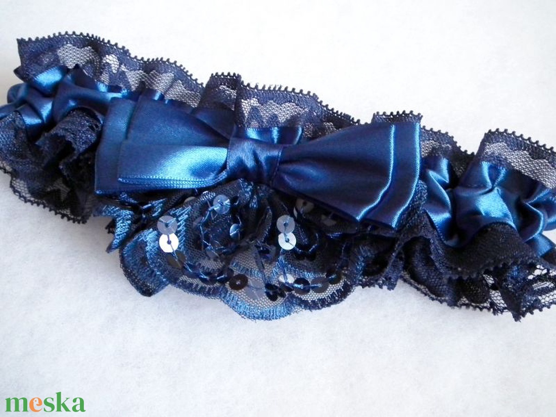 Bűvölet esküvői combcsipke, legényfogó - esküvő - kiegészítők - harisnyatartó & valami kék - Meska.hu