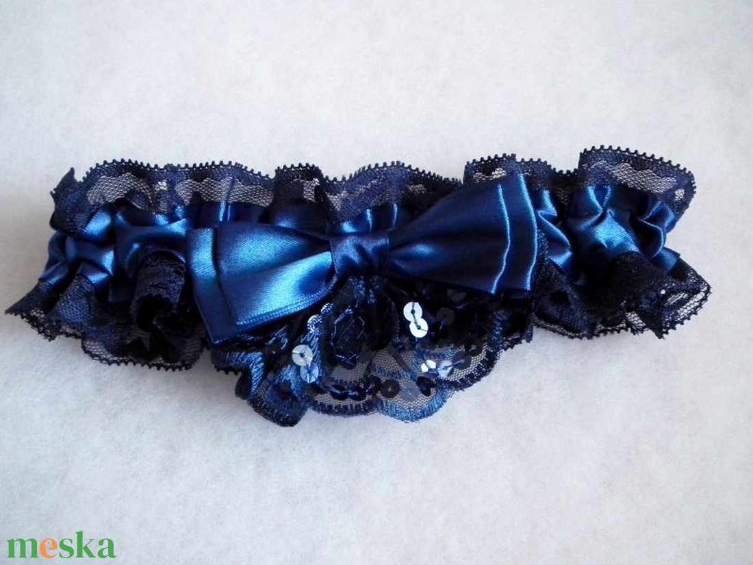 Bűvölet esküvői combcsipke, legényfogó - esküvő - kiegészítők - harisnyatartó & valami kék - Meska.hu