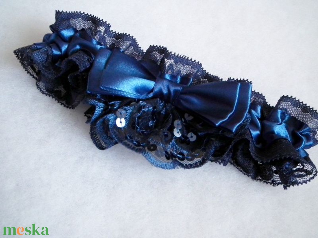 Bűvölet esküvői combcsipke, legényfogó - esküvő - kiegészítők - harisnyatartó & valami kék - Meska.hu