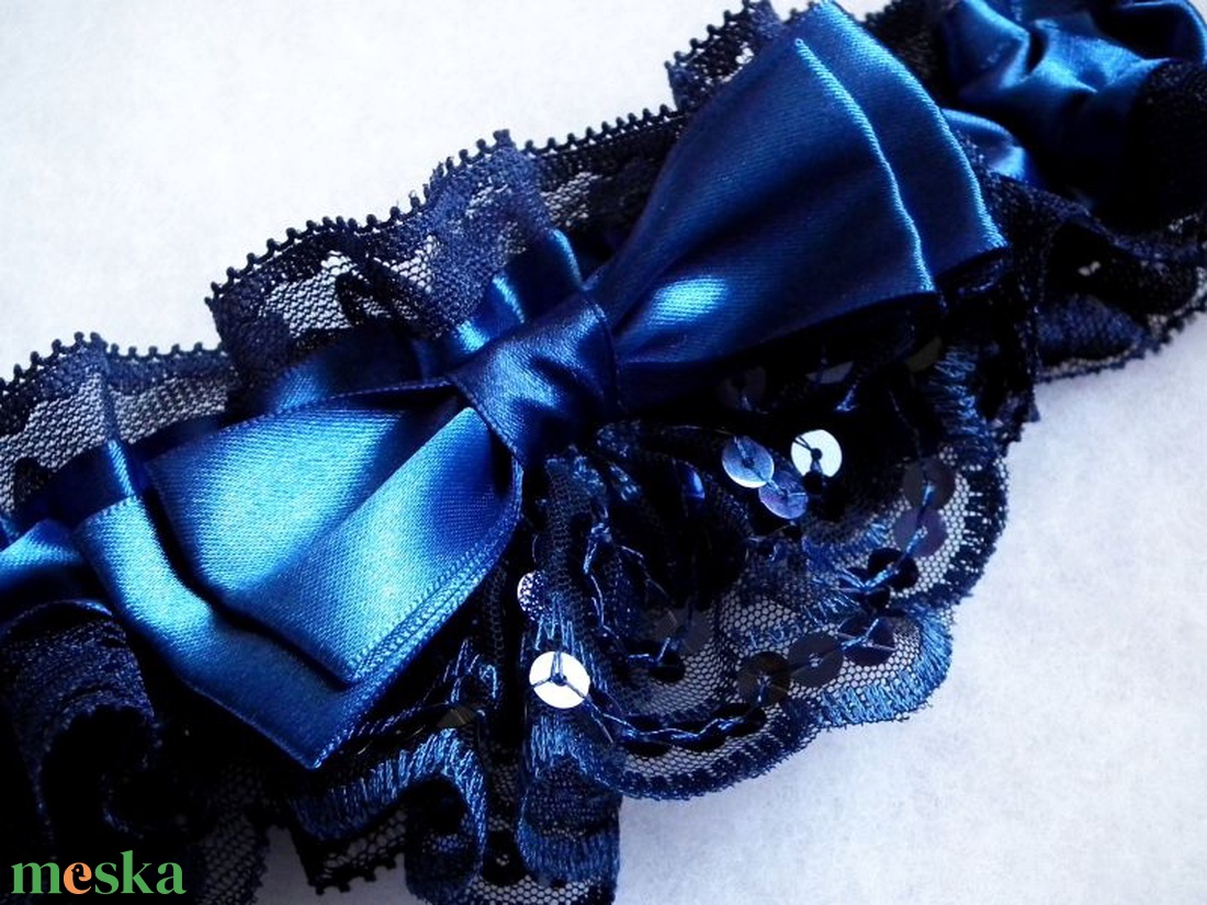 Bűvölet esküvői combcsipke, legényfogó - esküvő - kiegészítők - harisnyatartó & valami kék - Meska.hu