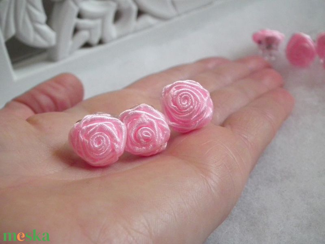 Világos rózsaszín rózsás hajcsat - esküvő - hajdísz - kontydísz & hajdísz - Meska.hu