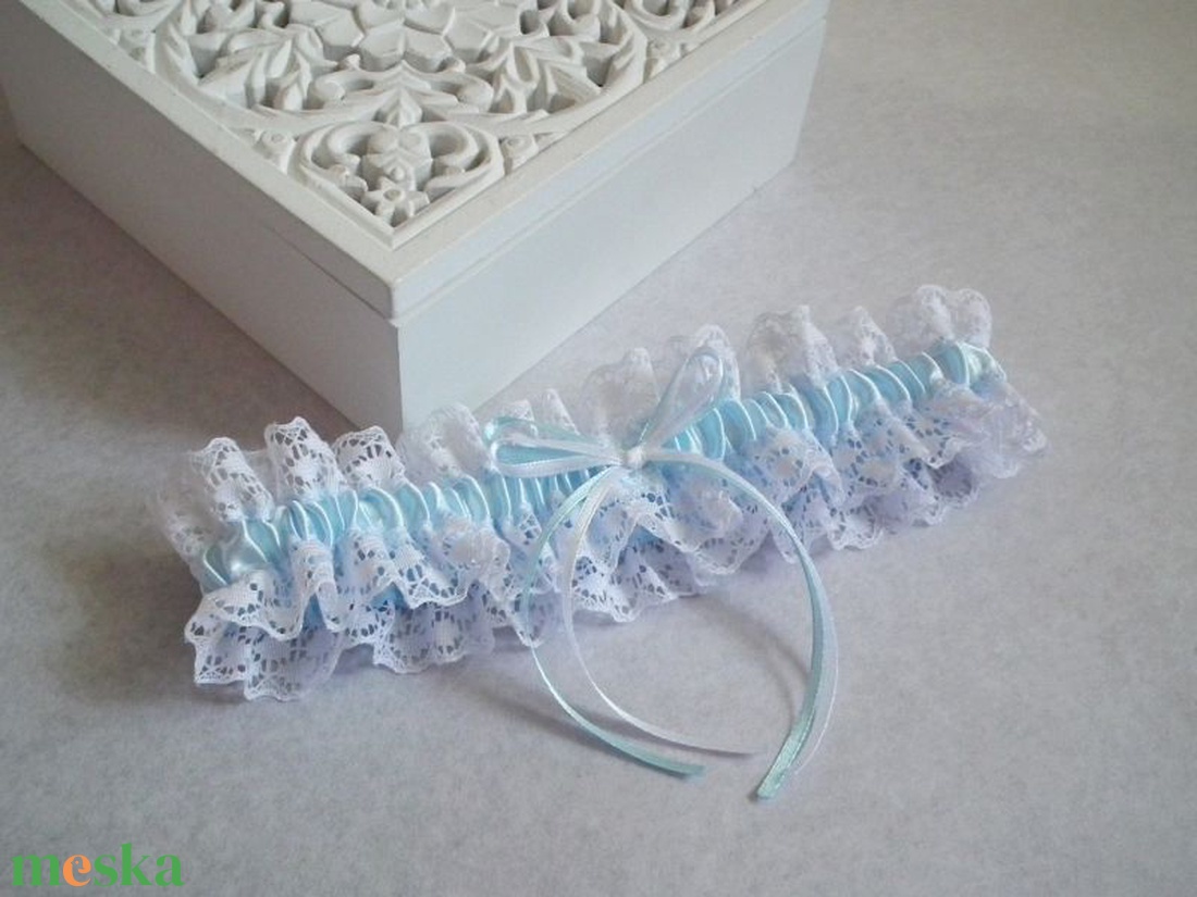 Hédi esküvői combcsipke, legényfogó - esküvő - kiegészítők - harisnyatartó & valami kék - Meska.hu