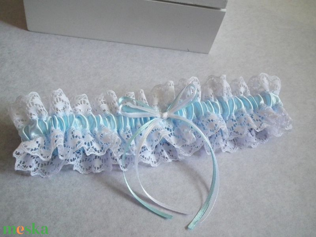 Hédi esküvői combcsipke, legényfogó - esküvő - kiegészítők - harisnyatartó & valami kék - Meska.hu