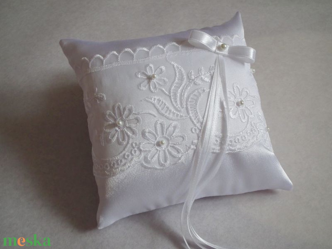 Lili esküvői gyűrűpárna - hófehér - esküvő - kiegészítők - gyűrűtartó & gyűrűpárna - Meska.hu