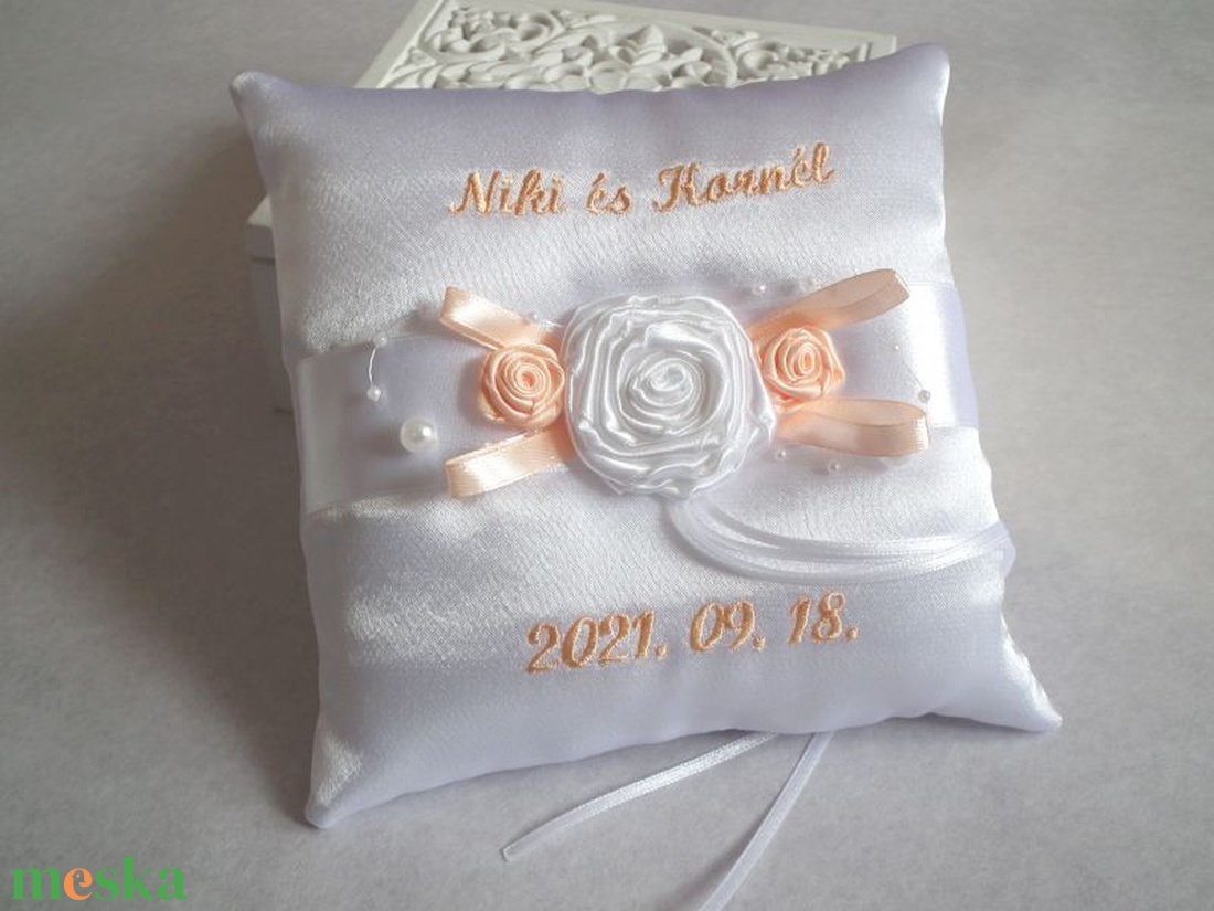 Hímzett rózsaözön gyűrűpárna - esküvő - kiegészítők - gyűrűtartó & gyűrűpárna - Meska.hu